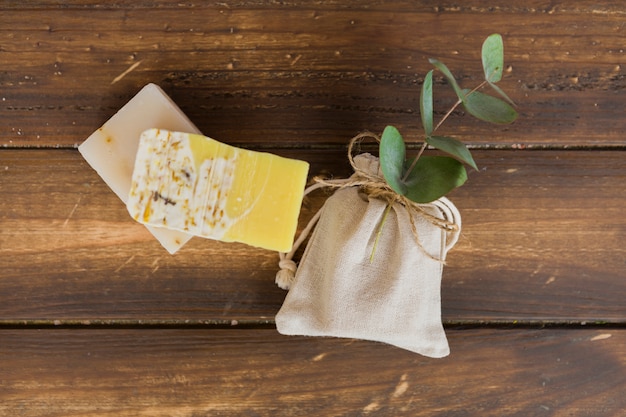 Craft Your Own Eco-Friendly Beeswax Food Wraps – An Excellent Substitute for Plastic Wrap